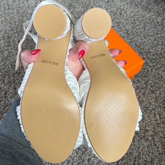 White Bow Heels - Picture 4 of 7